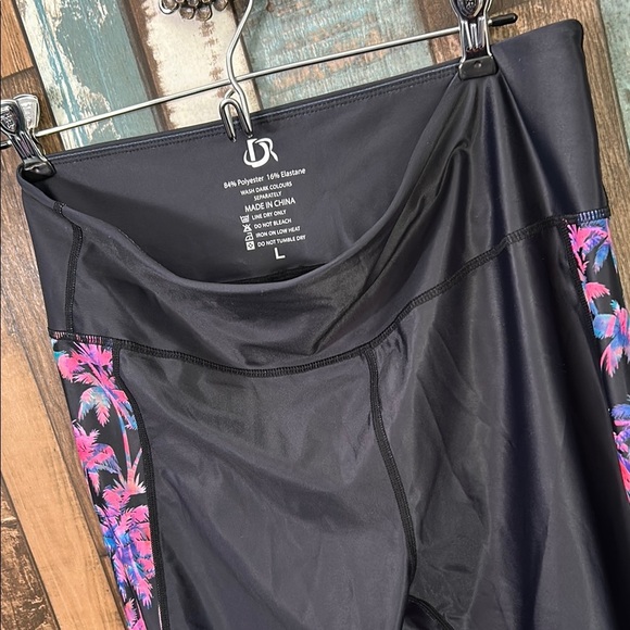 DR Large Black Leggings with tropical Floral Side Stripes - Picture 2 of 13